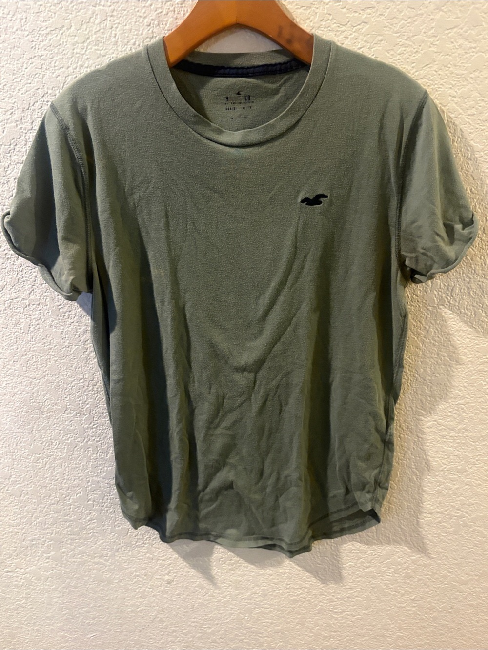 Hollister Men's Short Sleeve Crew T-Shirt in Olive